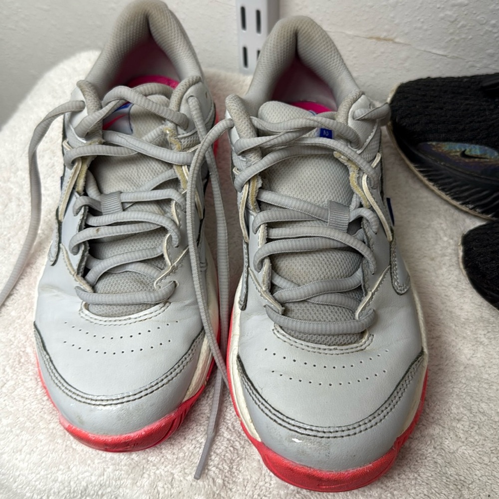 Nike Court Lite  2 sneakers women's size 6 in great condition.